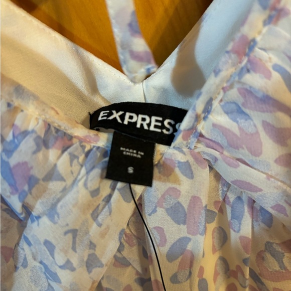 NWT Express Women’s Long-Sleeve Flowy Blouse with Pastel Colors and Pattern - Picture 6 of 9